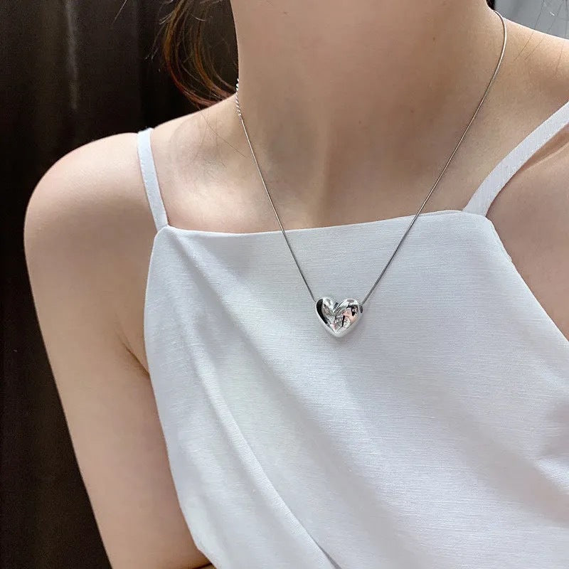 Collana Minimalista in Acciaio al Titanio a Forma di Cuore da Donna con Catena a Serpente e Pendente in Lega