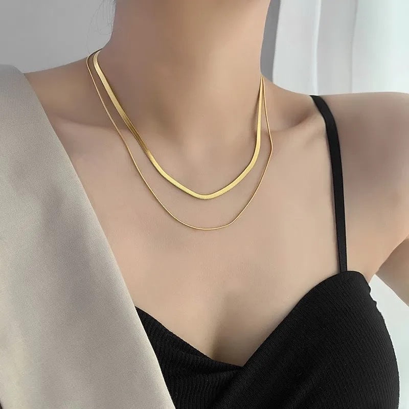 Collana da donna a doppio strato minimalista geometrica in acciaio al titanio con finitura placcata e catena snake