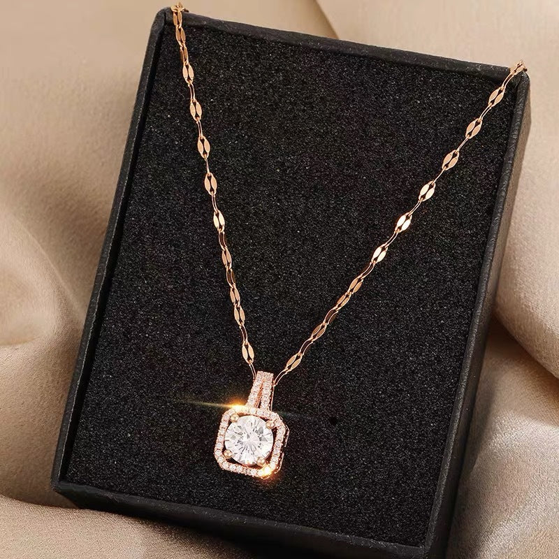 Collana con Pendente Geometrico Minimalista in Acciaio al Titanio Placcato Oro e Catena a O per Donna