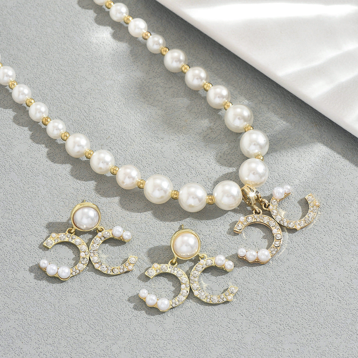 Set di collana e orecchini in lega a C geometrica da donna con dettagli in perle