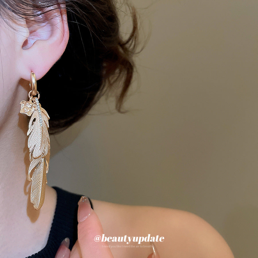 Pendientes de tuerca retro franceses de aleación con forma de pluma e incrustaciones de diamantes de imitación para mujer, joyería única y minimalista de lujo para la oreja