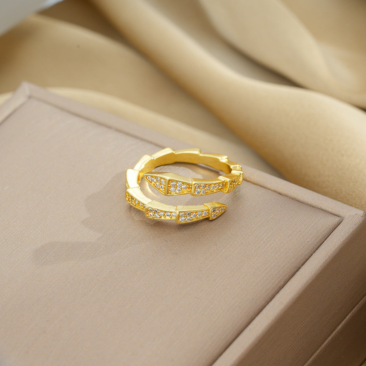 Anello da donna minimalista a serpente geometrico in acciaio al titanio con placcatura in oro e strass.