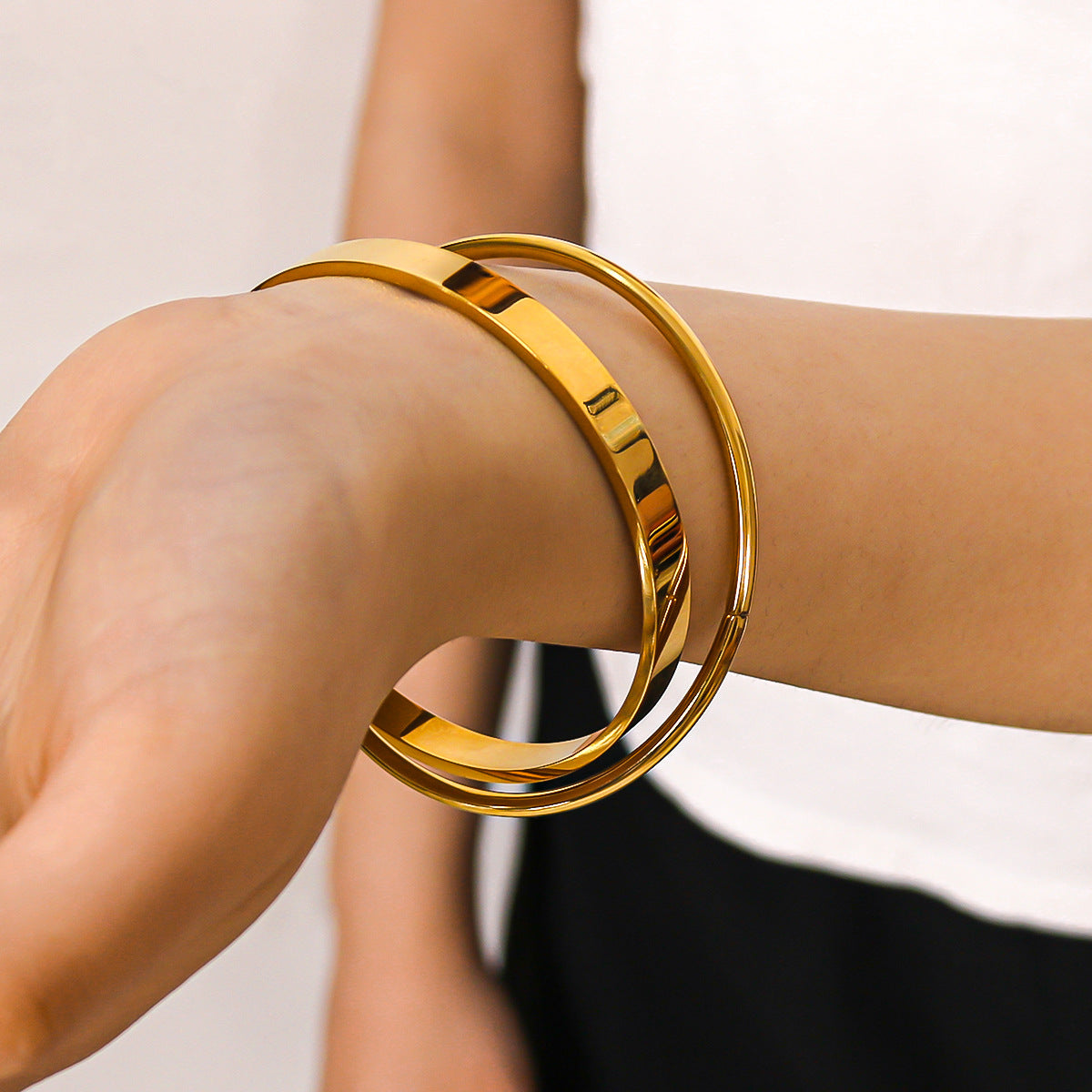 Minimalist Stainless Steel Double-Layer Irregular Bracelet for Women with Polished Finish and Circular Design