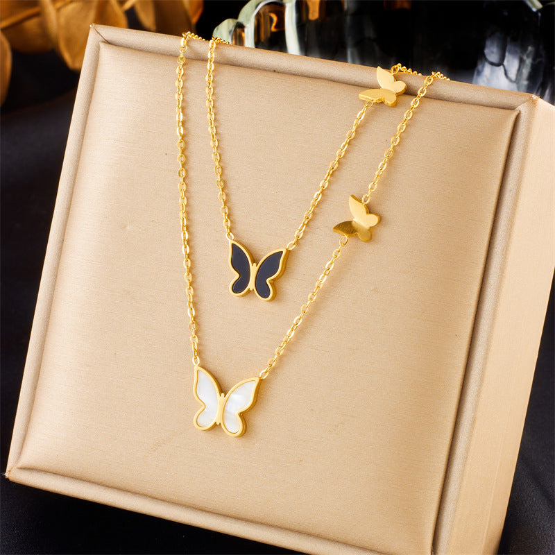 Collar minimalista con forma de mariposa de acero titanio chapado en oro con cadena de doble capa para mujer