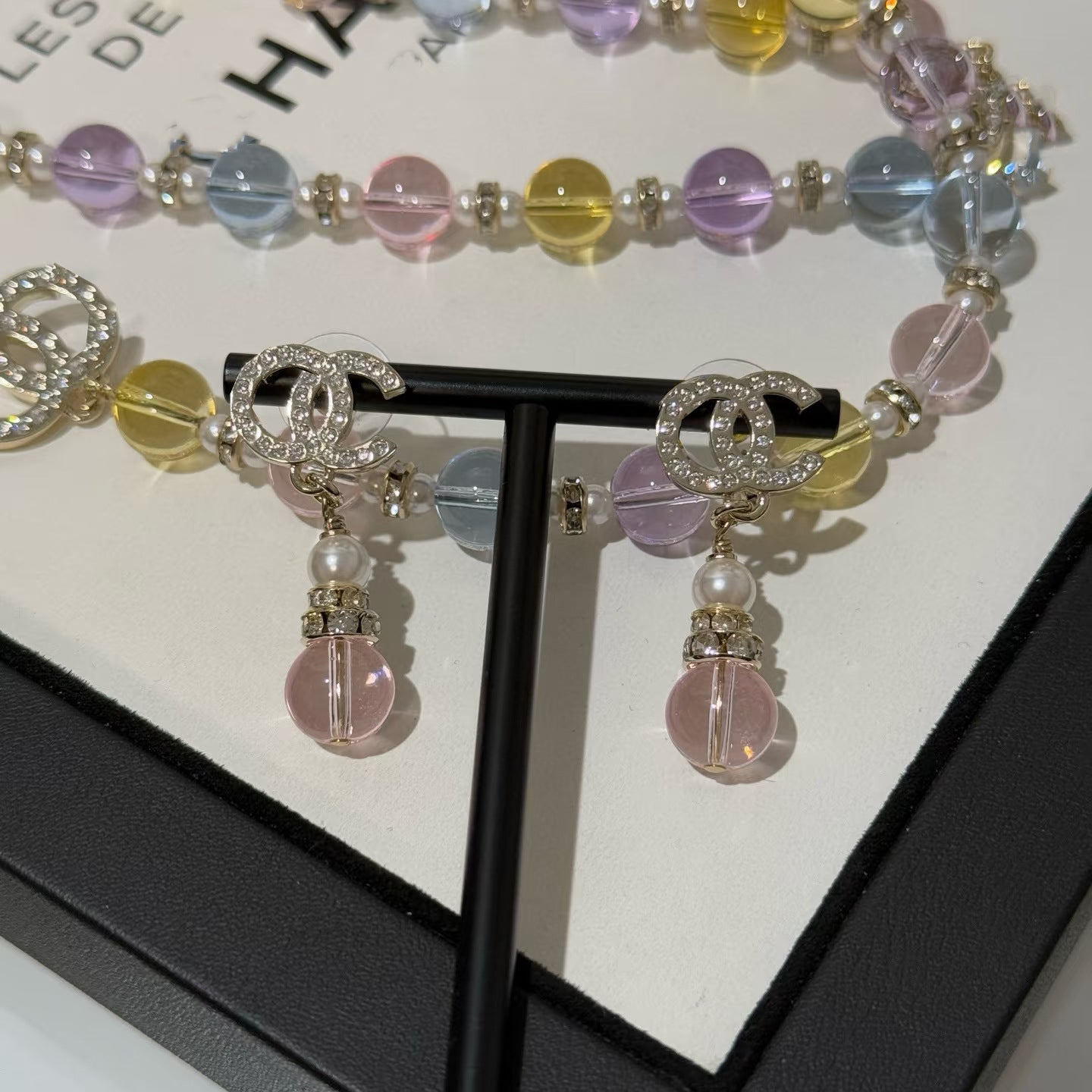 Eleganti Orecchini Pendenti in Ottone Placcato Oro con Lettera C, Perle Rotonde e Strass, con Perni in Argento Sterling 925
