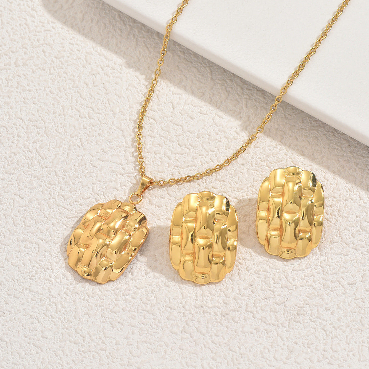 Conjunto de collar y pendientes de mujer irregulares con textura geométrica en aleación con acabado galvanizado para uso diario con estilo