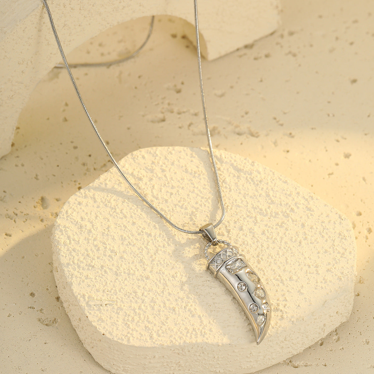 Collana con ciondolo a corno geometrico alla moda in acciaio inossidabile con intarsio di zirconi colorati da donna, catena ipoallergenica placcata per clavicola