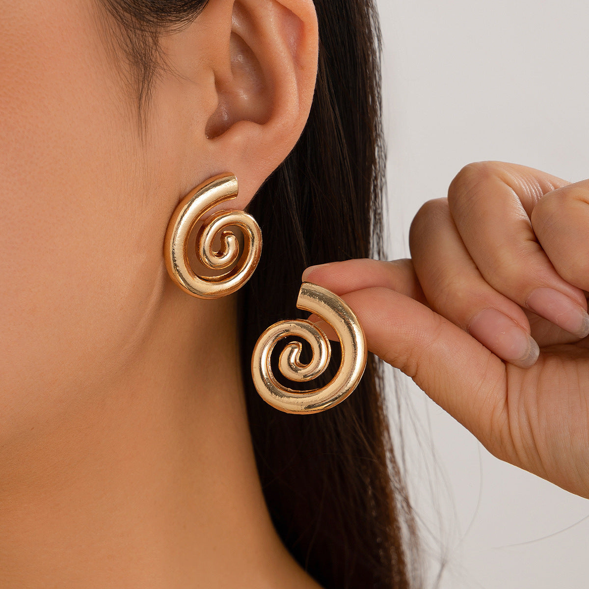 Orecchini geometrici a conchiglia traforati vintage da donna con lega placcata oro e design a spirale