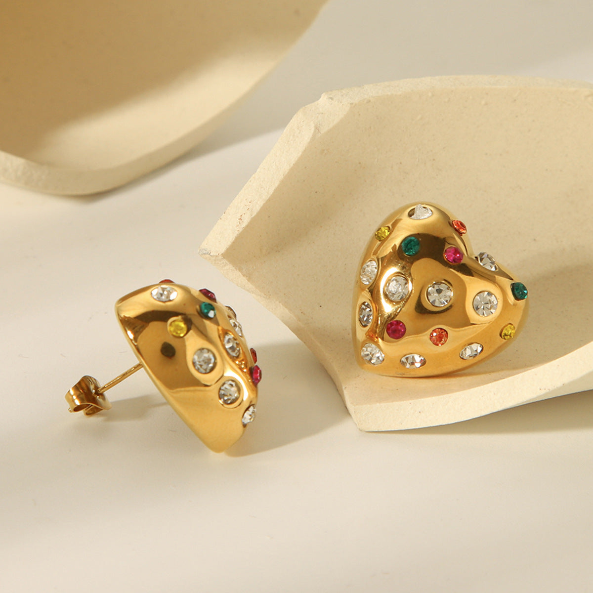 Pendientes de mujer de acero inoxidable chapados en oro de 18 quilates con forma de corazón y circonitas de colores