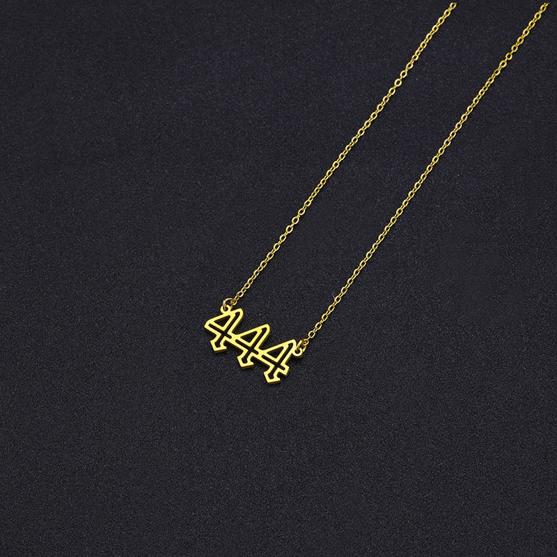 Collar Minimalista de Acero Inoxidable con Colgante de Número Grabado en Cadena O para Mujer