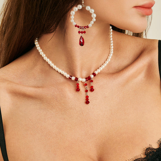 Collana gotica vintage con ciondolo da donna con perla finta a goccia e intarsio di cristalli su catena di perline