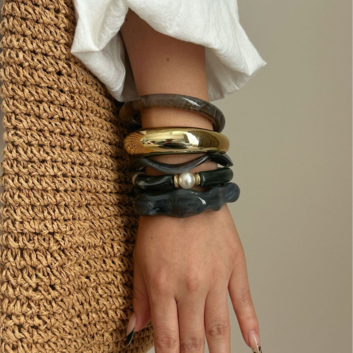 Fashion Minimalist Geometric Black Acrylic Plated Curved Tube Bracelet for Women