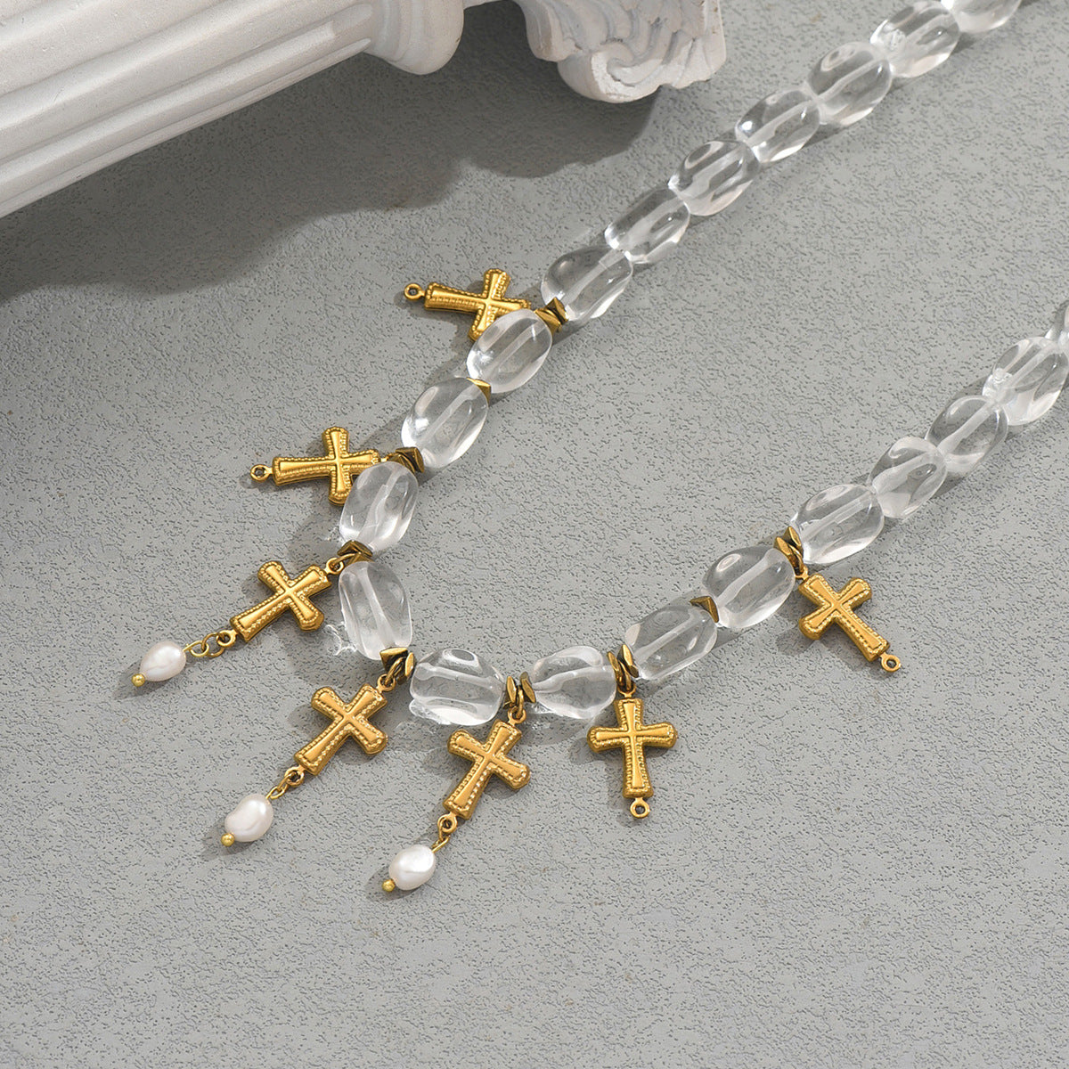Collar con dije de cruz geométrica para mujer, con incrustaciones de perlas y cadena de cobre, en estilo minimalista a la moda.