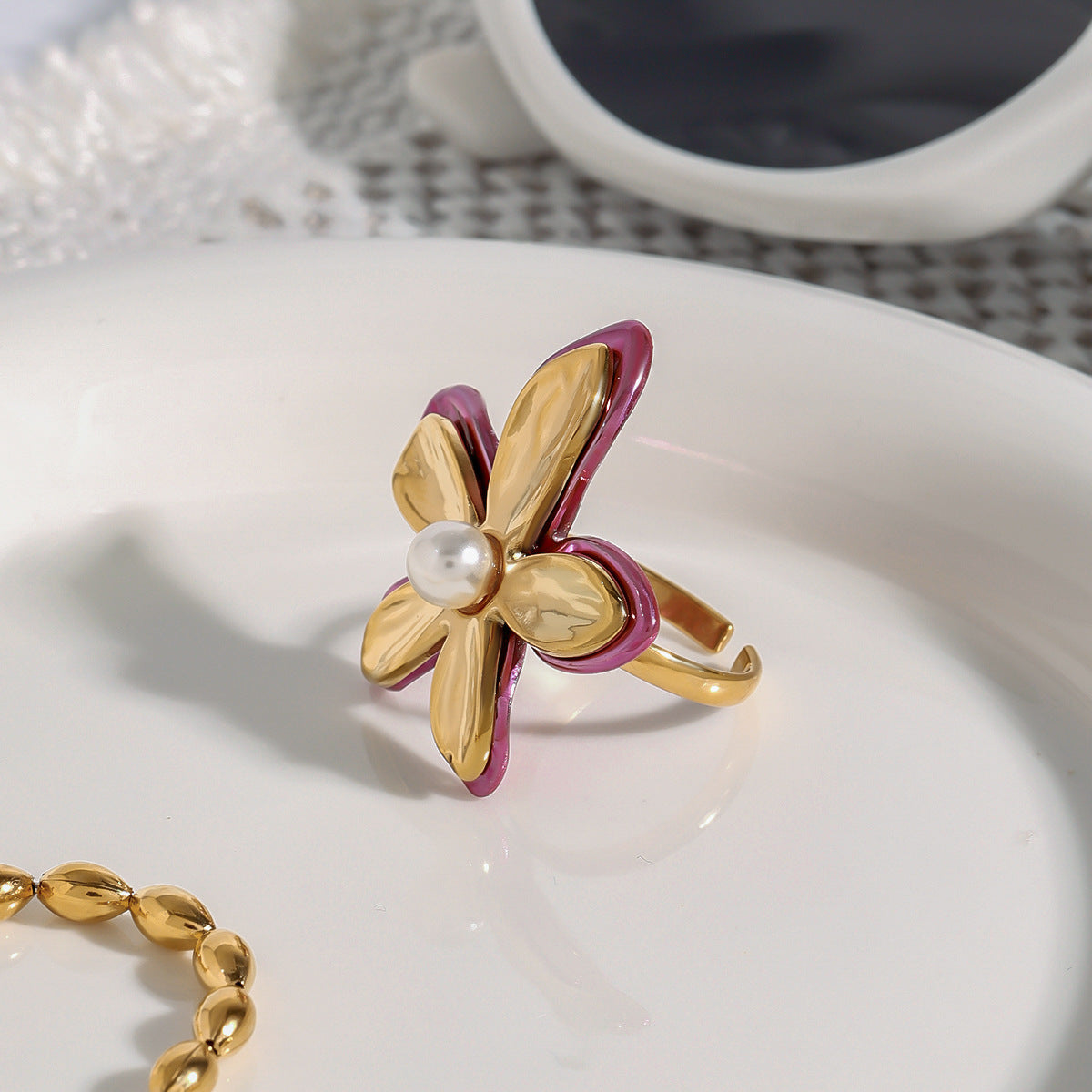 Anello da donna in acciaio inossidabile placcato con perla, motivo floreale minimalista