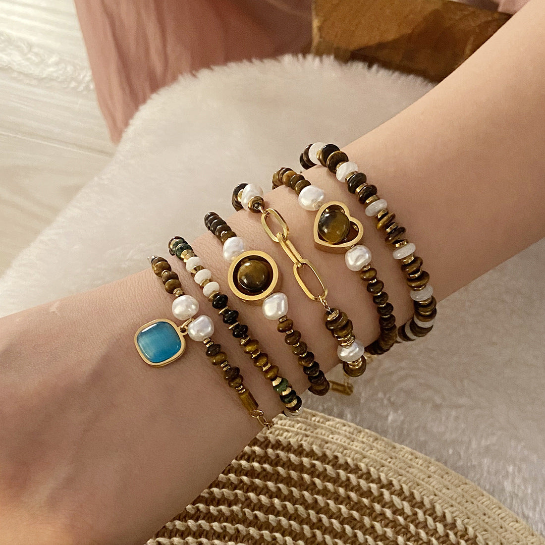 Bracciale da donna con perline occhio di tigre, design originale a cuore e forme geometriche con finitura artigianale