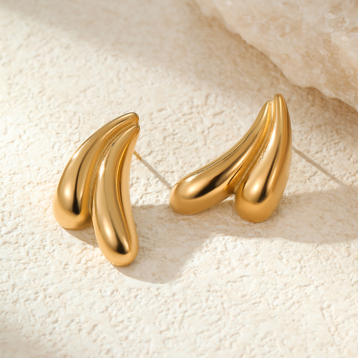 Orecchini da donna minimalisti in acciaio inossidabile a forma di cuore placcati oro 18 carati