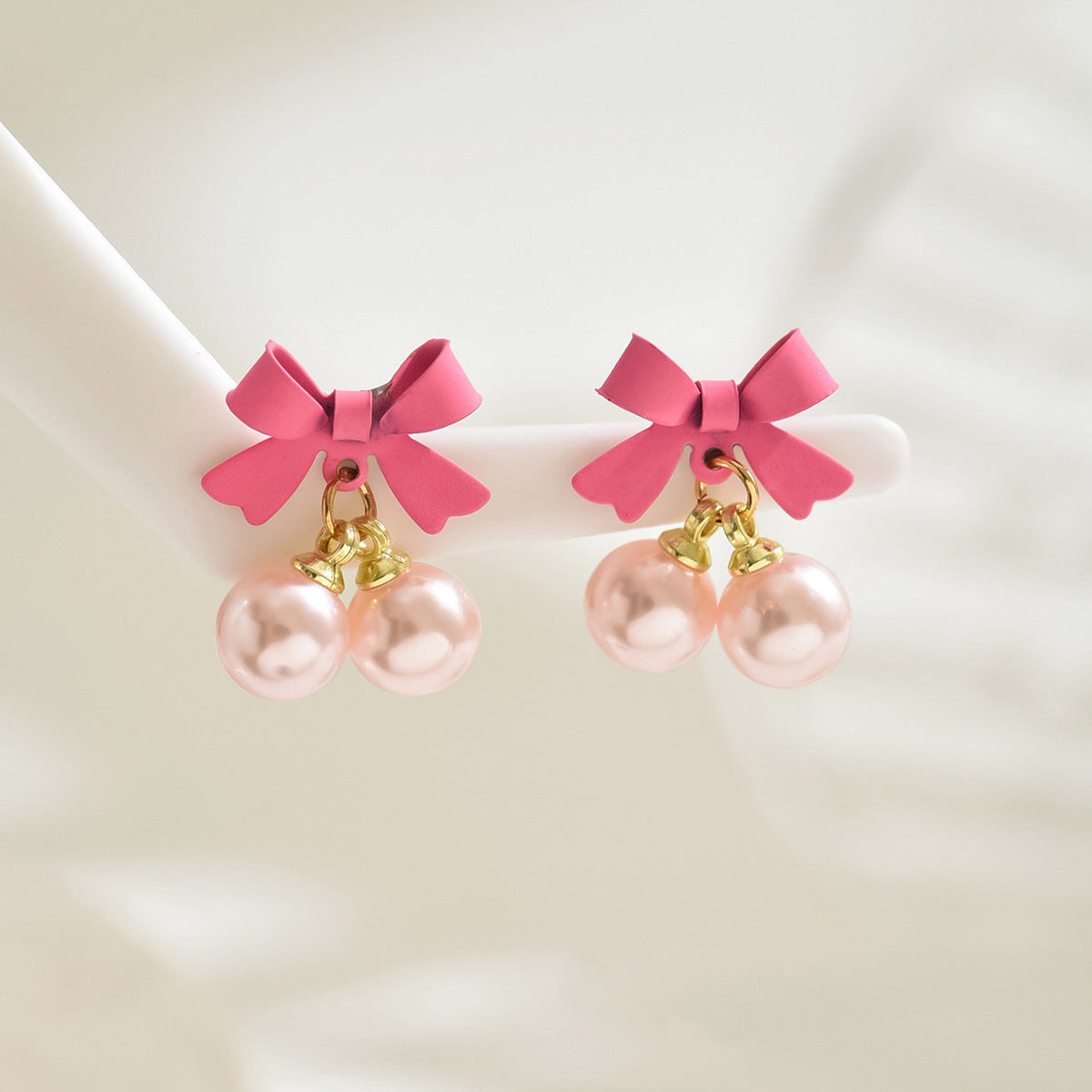 Pendientes de aleación con forma de lazo minimalista y perla incrustada para mujer, joyería de oreja rosa dulce y fresca