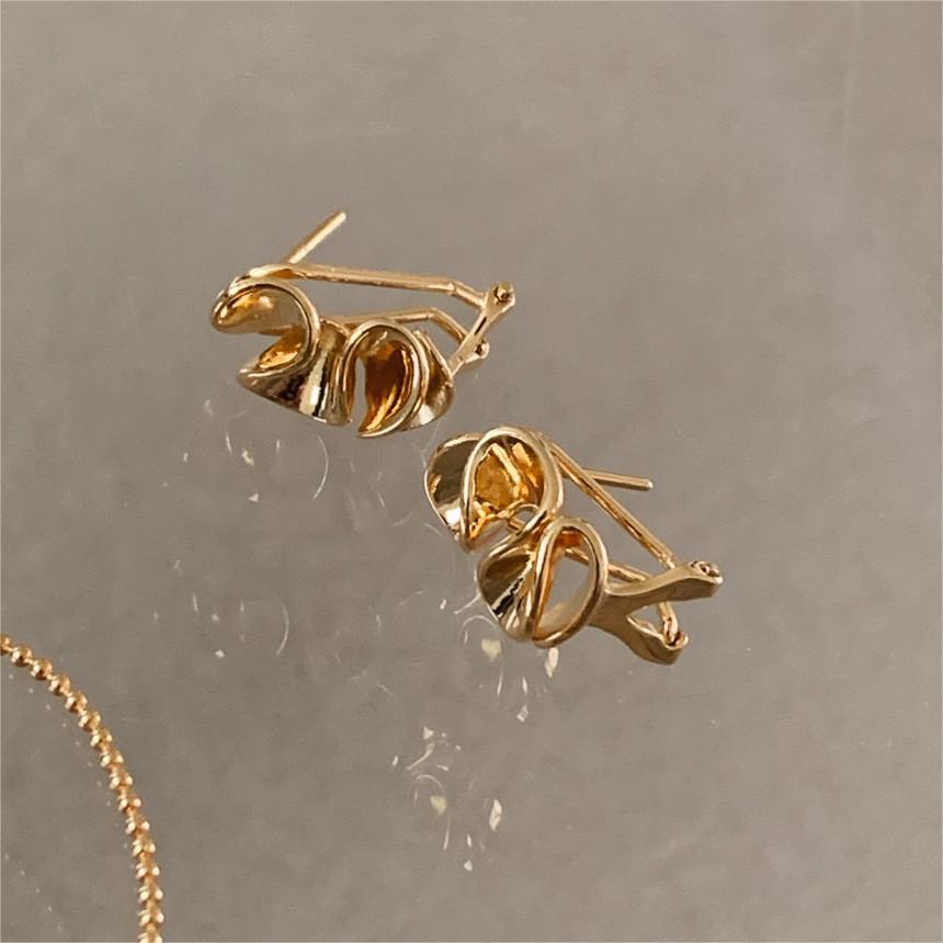 Minimalist Heart-Shaped 925 Sterling Silver Stud Earrings with Polished Finish and Subtle Water-Light Sheen for Women
