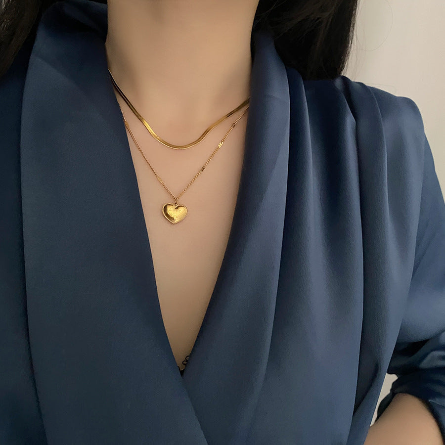 Collar Minimalista con Colgante de Acero de Titanio en Forma de Corazón con Acabado Chapado para Mujeres y Hombres