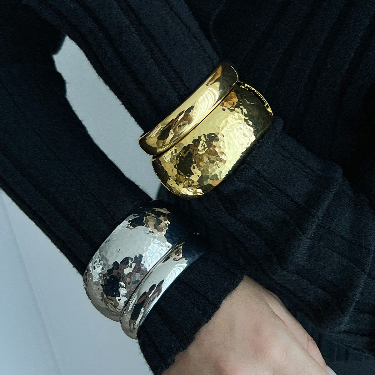 Bracciale rigido a molla lucidato in metallo liquido geometrico con texture decisa da donna
