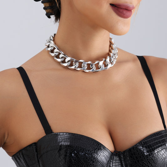 Collana con ciondolo geometrico in metallo alla moda con finitura galvanizzata per donna, stile medaglione, catena a strato singolo all'altezza della clavicola