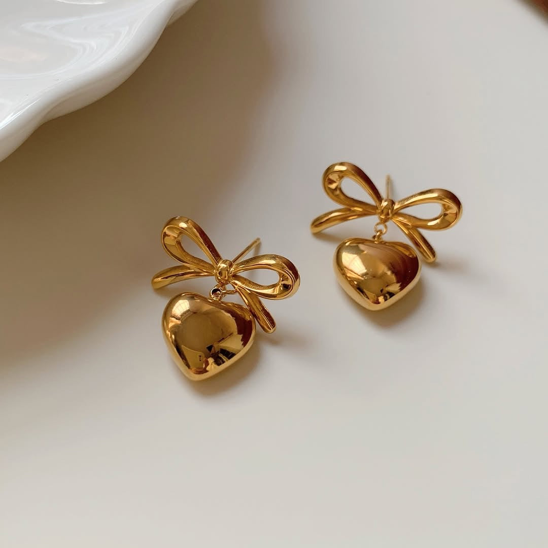 Orecchini a perno da donna in acciaio inossidabile a forma di cuore con fiocco chic, dallo stile unico e personalizzato