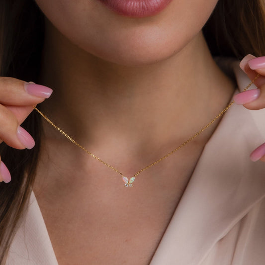 Collar de acero de titanio en forma de mariposa con incrustaciones de diamantes de imitación para mujer, collar con colgante de moda en tono rosa