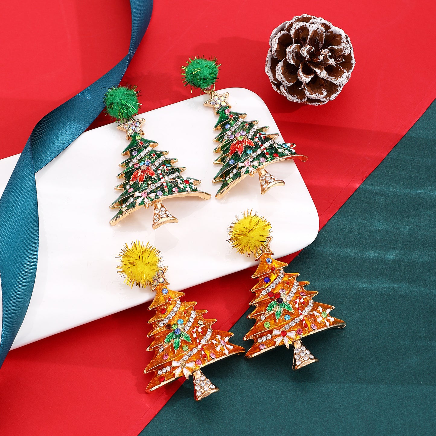 Pendientes de tuerca de árbol de Navidad de moda para mujer, base de aleación con incrustaciones de diamantes de imitación y acabado esmaltado