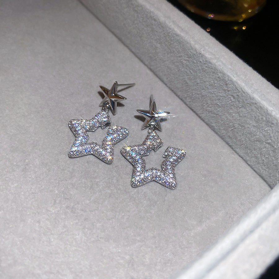 Orecchini a perno minimalisti a stella con perle e accenti di zirconi, su perni in acciaio ipoallergenico