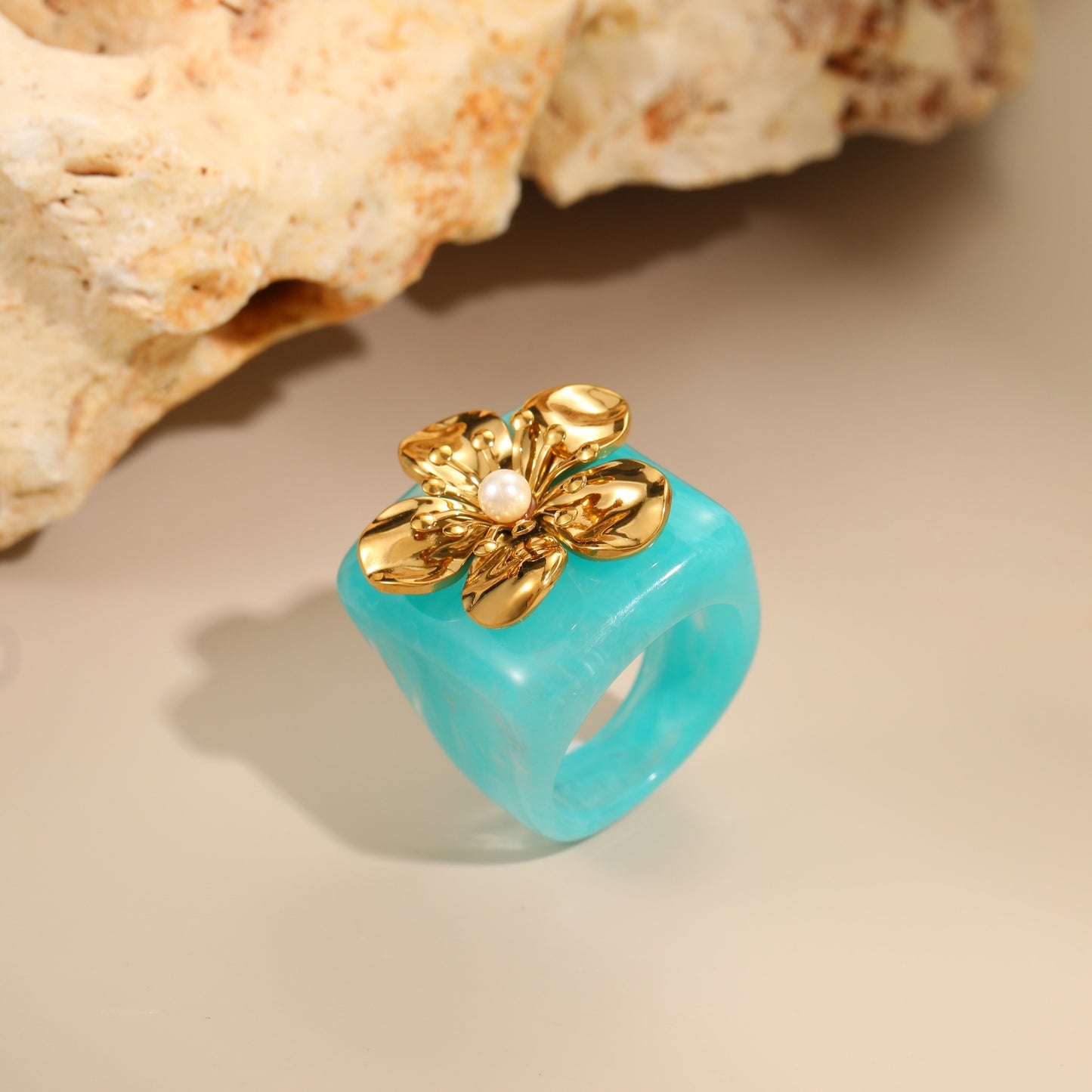 Anillo de lujo de resina floral y perlas en acero inoxidable con diseño geométrico y acabado chapado para mujer