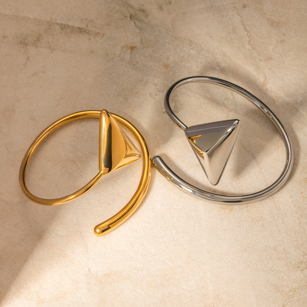 Bracciale a Bobina con Triangolo Geometrico in Acciaio Inossidabile Placcato Oro 18K Lusso Minimalista