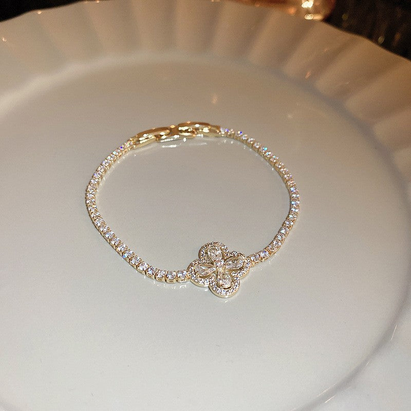 Elegant Heart-Shaped Gold-Plated Zirconia Bracelet for Women with Delicate Luxury Aesthetic