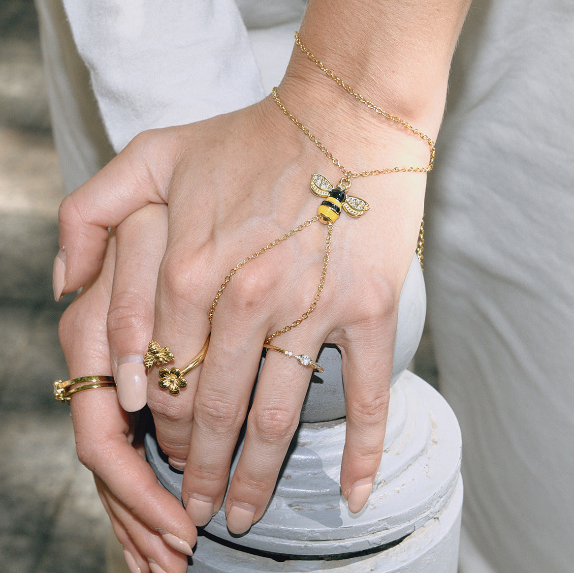 Anillo de Dedo y Pulsera Minimalista de Acero de Titanio con Forma de Abeja para Mujer con Acabado Galvanizado Accesorio de Moda de Acero Inoxidable