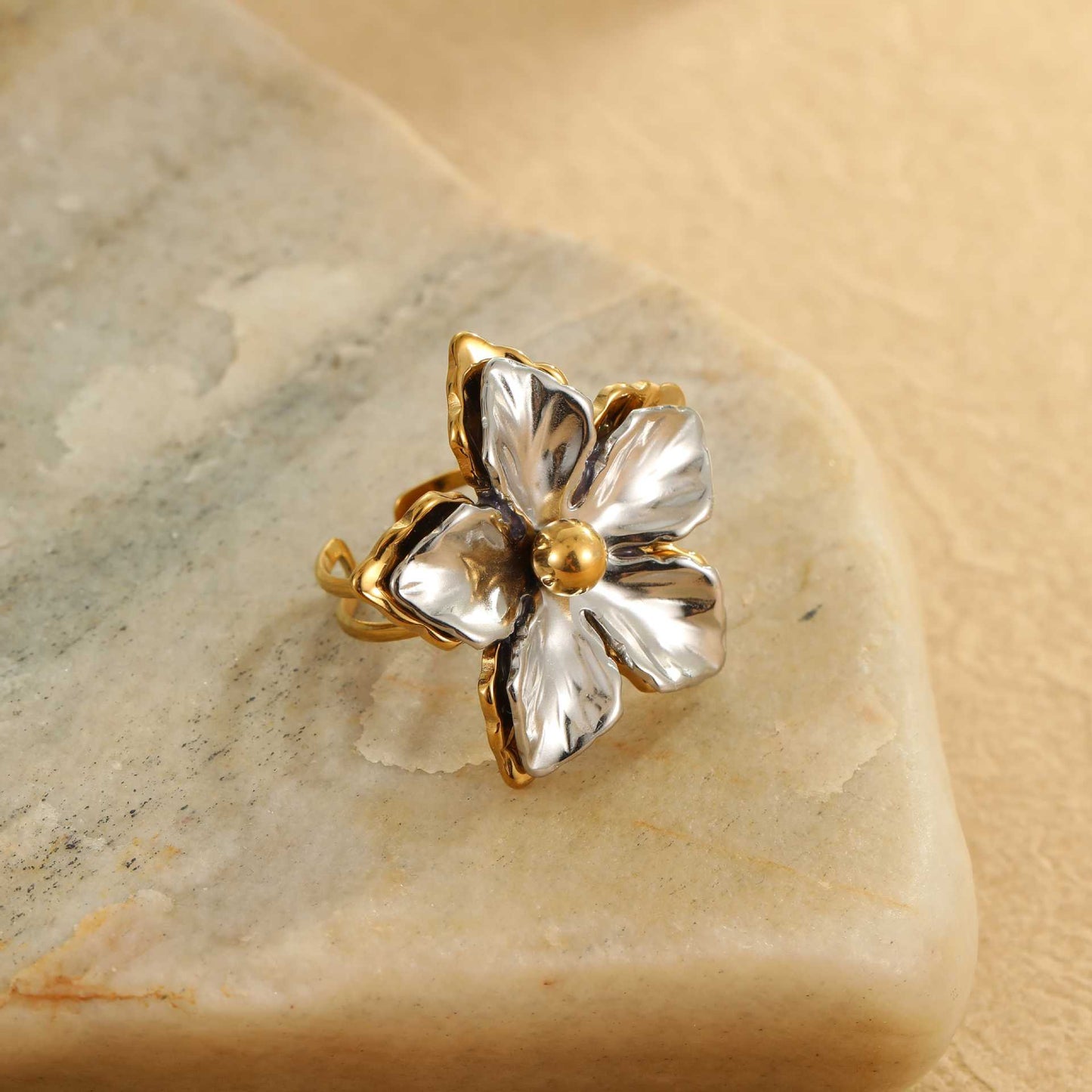 Anillo de lujo de acero inoxidable con diseño floral geométrico y baño de oro de 18 quilates para mujer