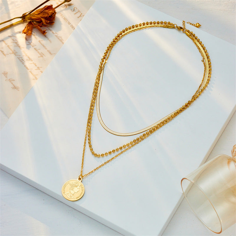 Collana Pendente Alla Moda Minimalista in Acciaio al Titanio con Catena Multistrato e Medaglione Rotondo con Design Ritrattato della Regina
