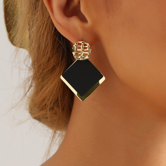 Pendientes de tuerca geométricos cuadrados negros de moda para mujer con acabado metálico y superficie galvanizada