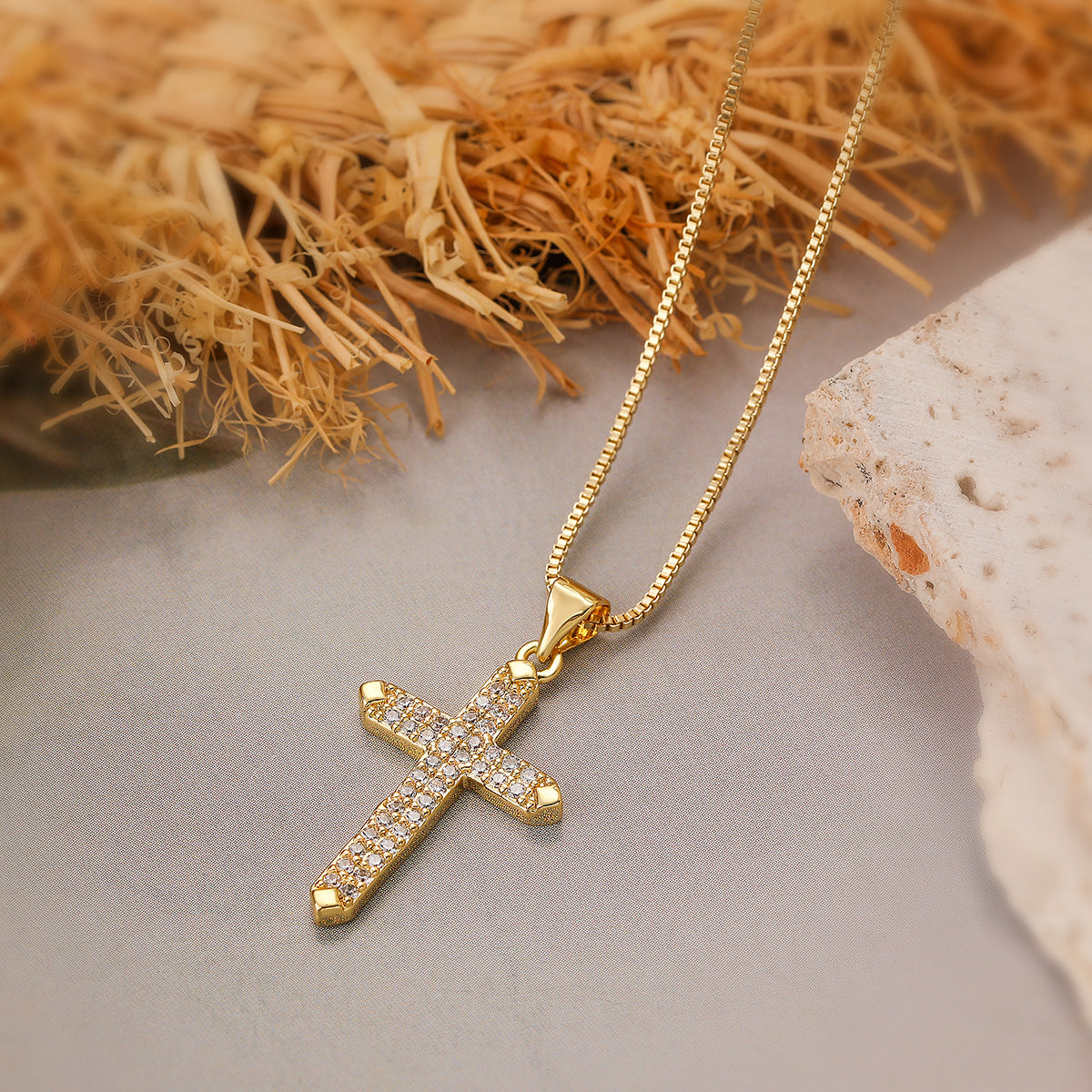 Collana con Pendente a Croce Minimalista da Donna in Rame con Placcatura in Oro 18K e Intarsio Completo di Zirconi
