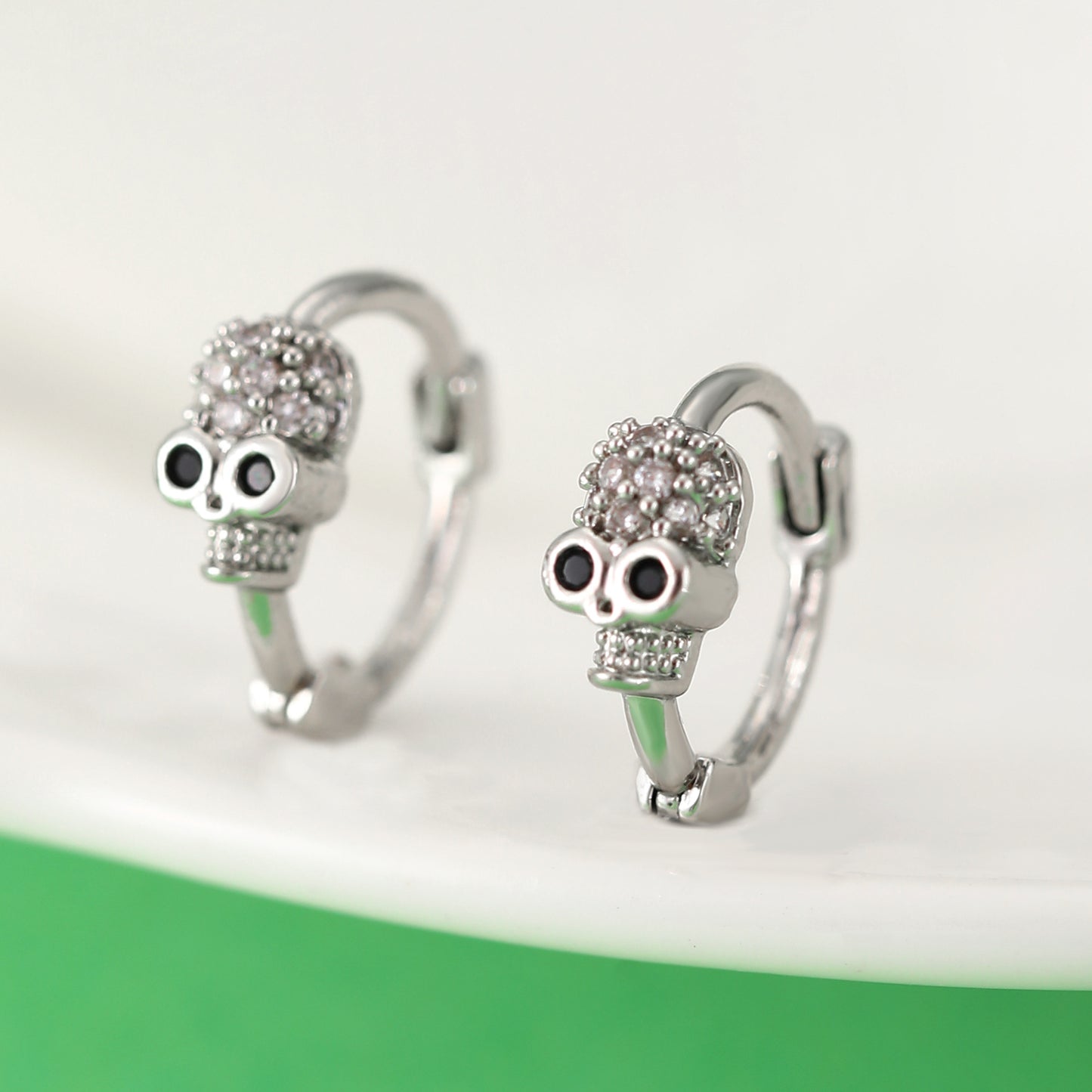 Pendientes de aleación con calavera gótica y corazón para Halloween con acabado chapado unisex