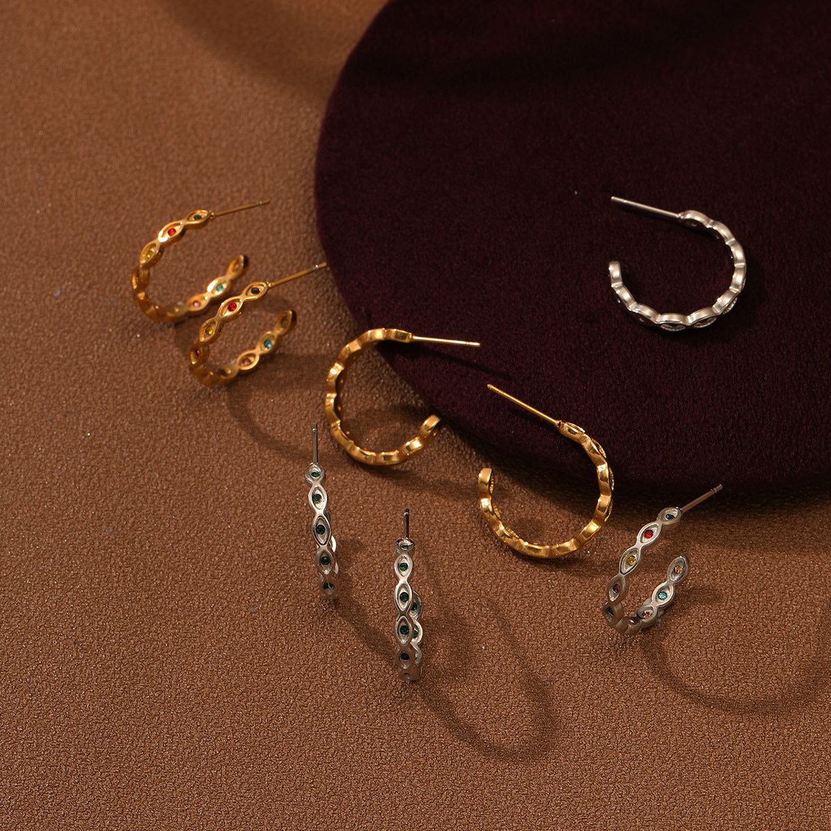 Aretes de acero inoxidable con forma de C geométrica vintage y pedrería para mujer, con baño de oro de 18 quilates al vacío, resistentes a la decoloración y con un lujoso diseño versátil.