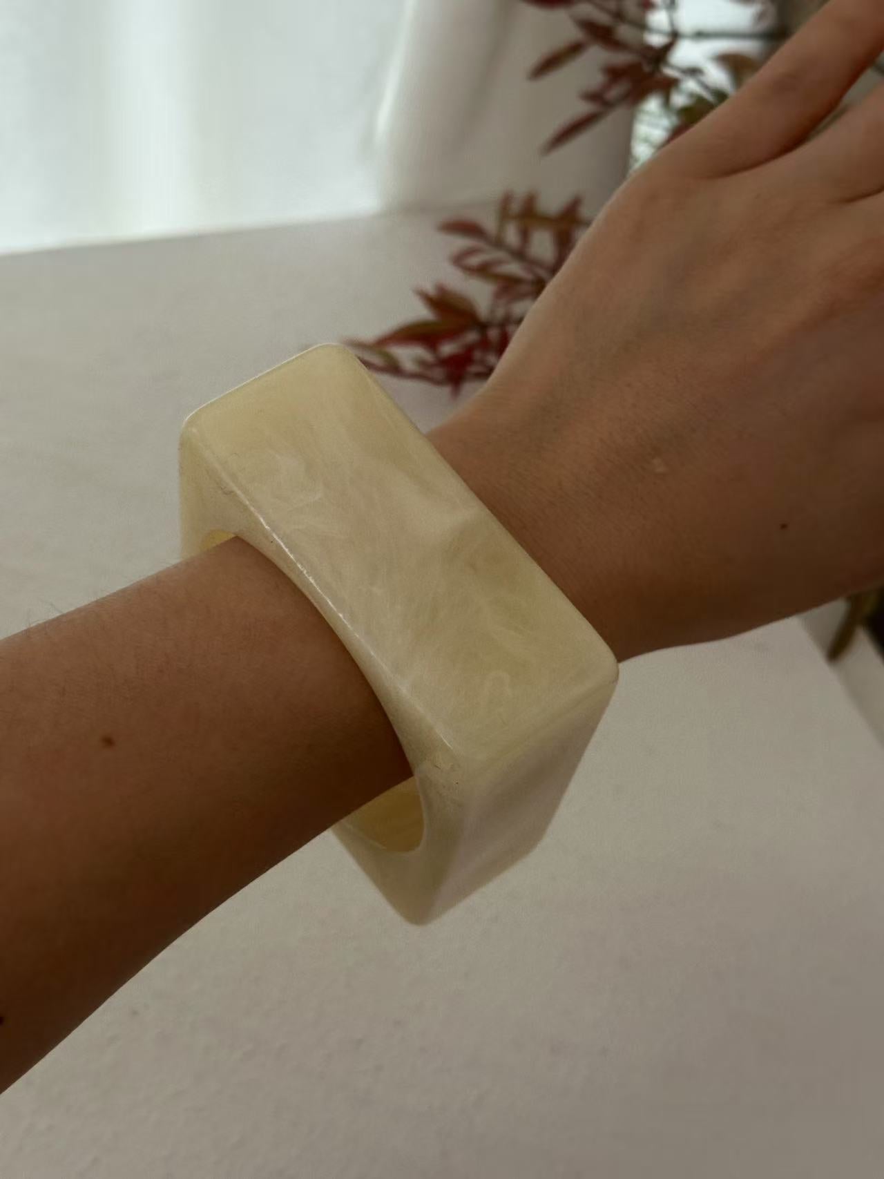 Braccialetto aperto con polsino in resina acrilica geometrica sfumata con gocce d'olio