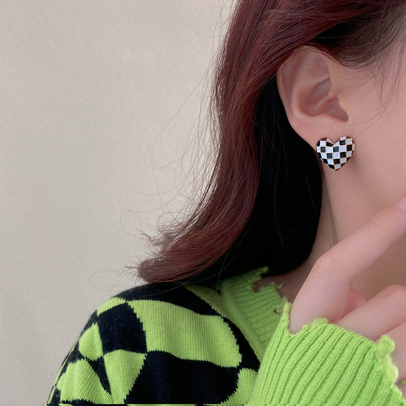 Fashionable Minimalist Heart-Shaped Alloy Stud Earrings for Women with Enamel Finish
