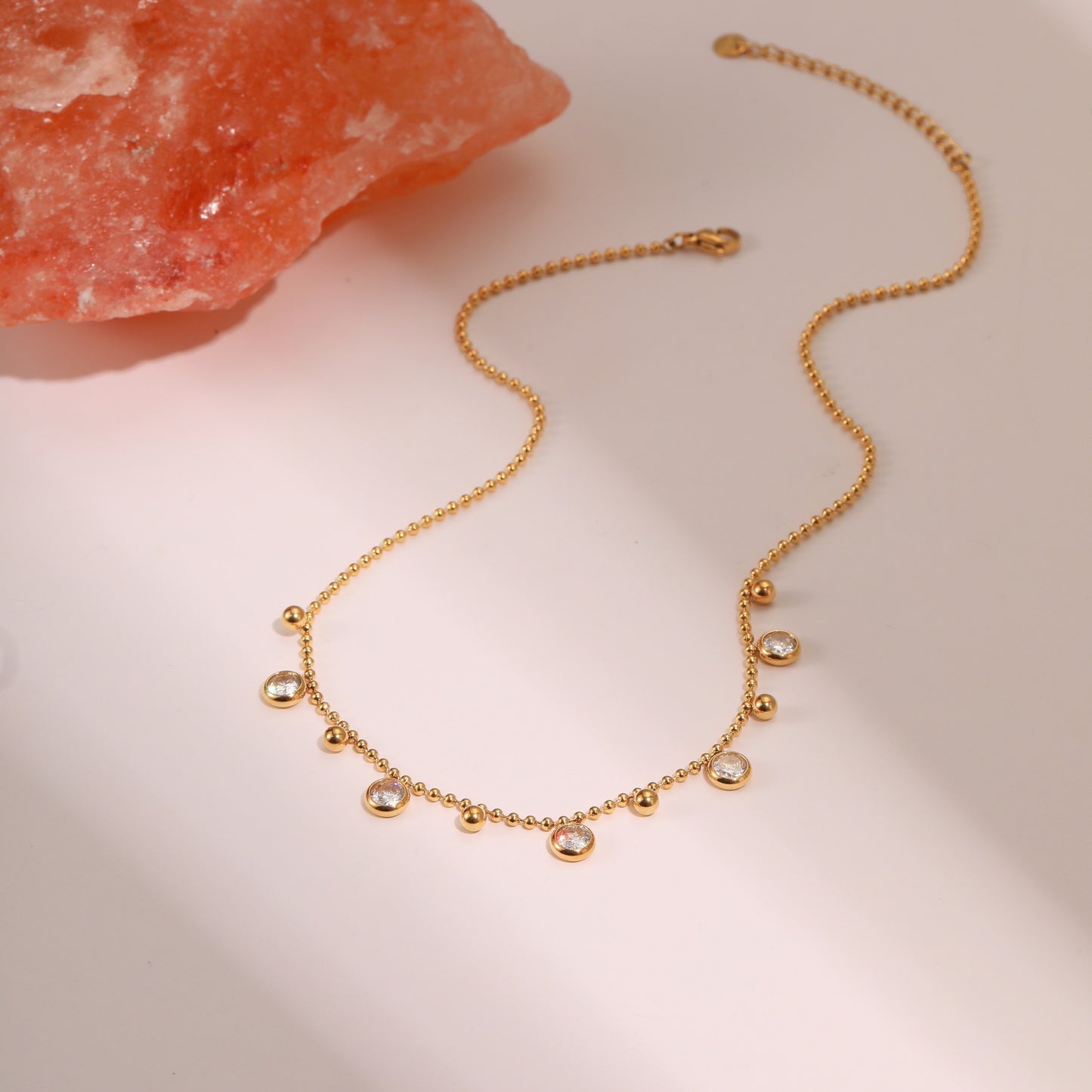 Collana con pendente geometrico in acciaio inossidabile placcato oro 18 carati e frange di zirconi da donna