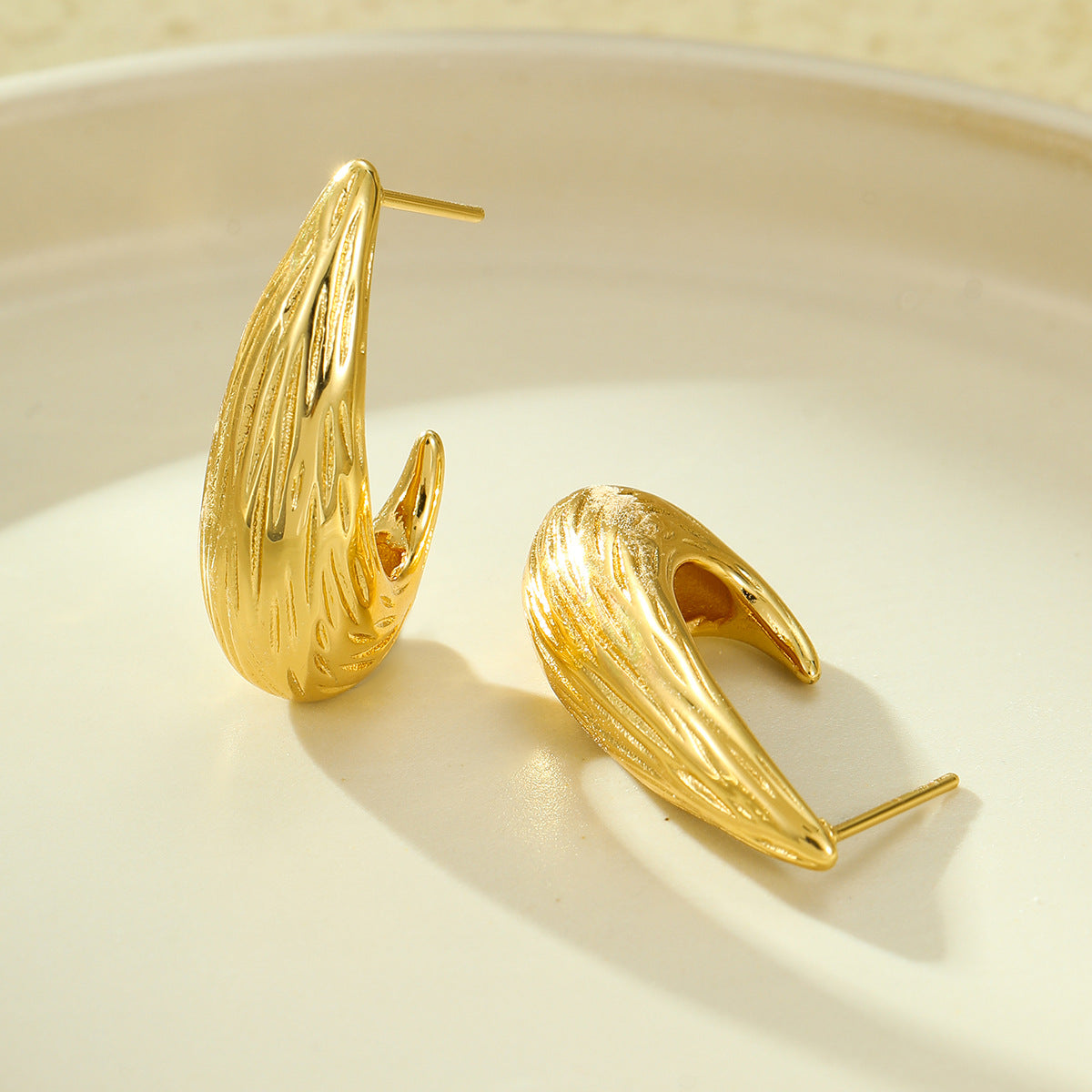 Pendientes de tachuela con textura en forma de C de acero inoxidable vintage con acabado chapado para mujer