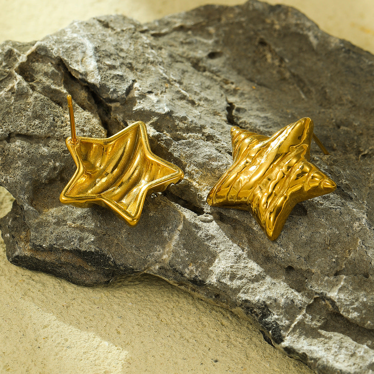 Pendientes de acero de titanio con forma de estrella minimalista, superficie texturizada arrugada y chapado en oro para mujer
