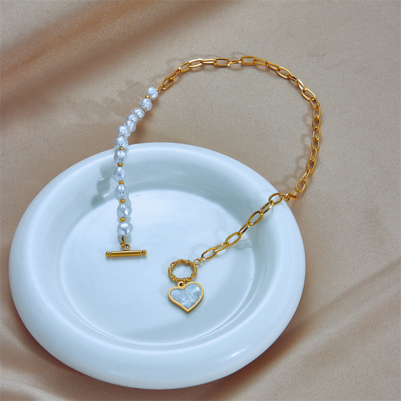 Collar con colgante de corazón asimétrico minimalista en acero de titanio con detalles de perlas y acabado galvanizado