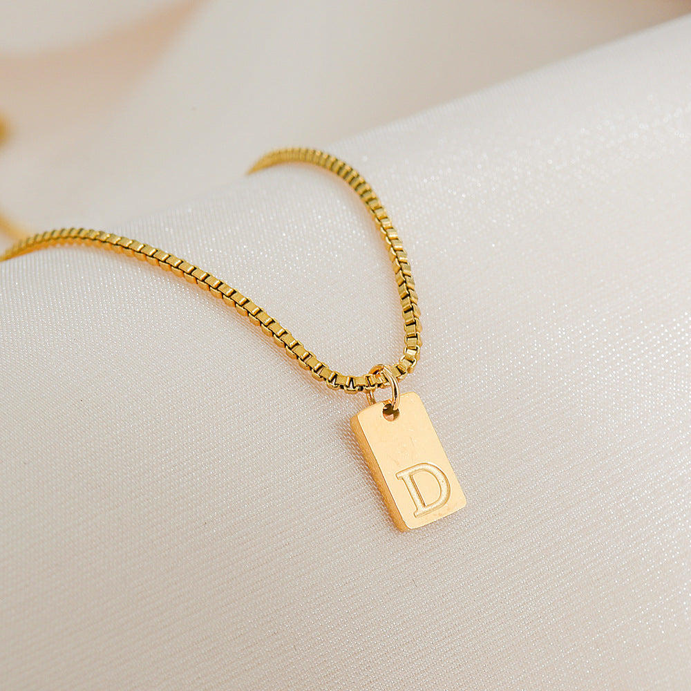 Collar con colgante de letra geométrica minimalista de acero inoxidable con baño de oro de 18 quilates para mujer