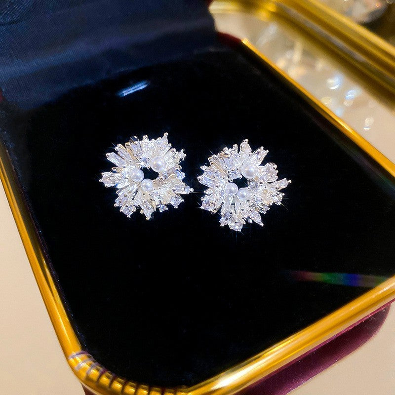 Orecchini floreali minimalisti con perle, perno in argento sterling 925 e strass, da donna