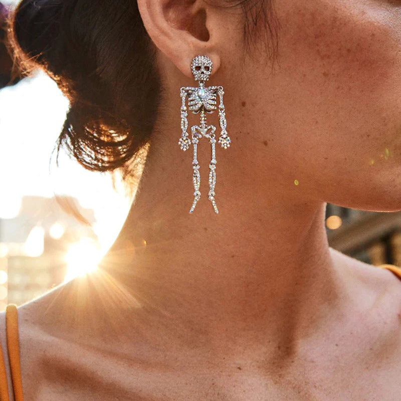 Elegantes aretes de calavera de Halloween con detalles de diamantes de imitación en aleación de zinc, con motivos de brujas, calabazas y murciélagos.