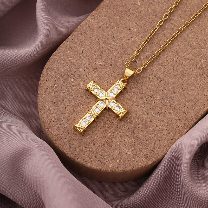 Collana con ciondolo a croce minimalista in rame con placcatura in oro e zirconi micropavé su catena a O