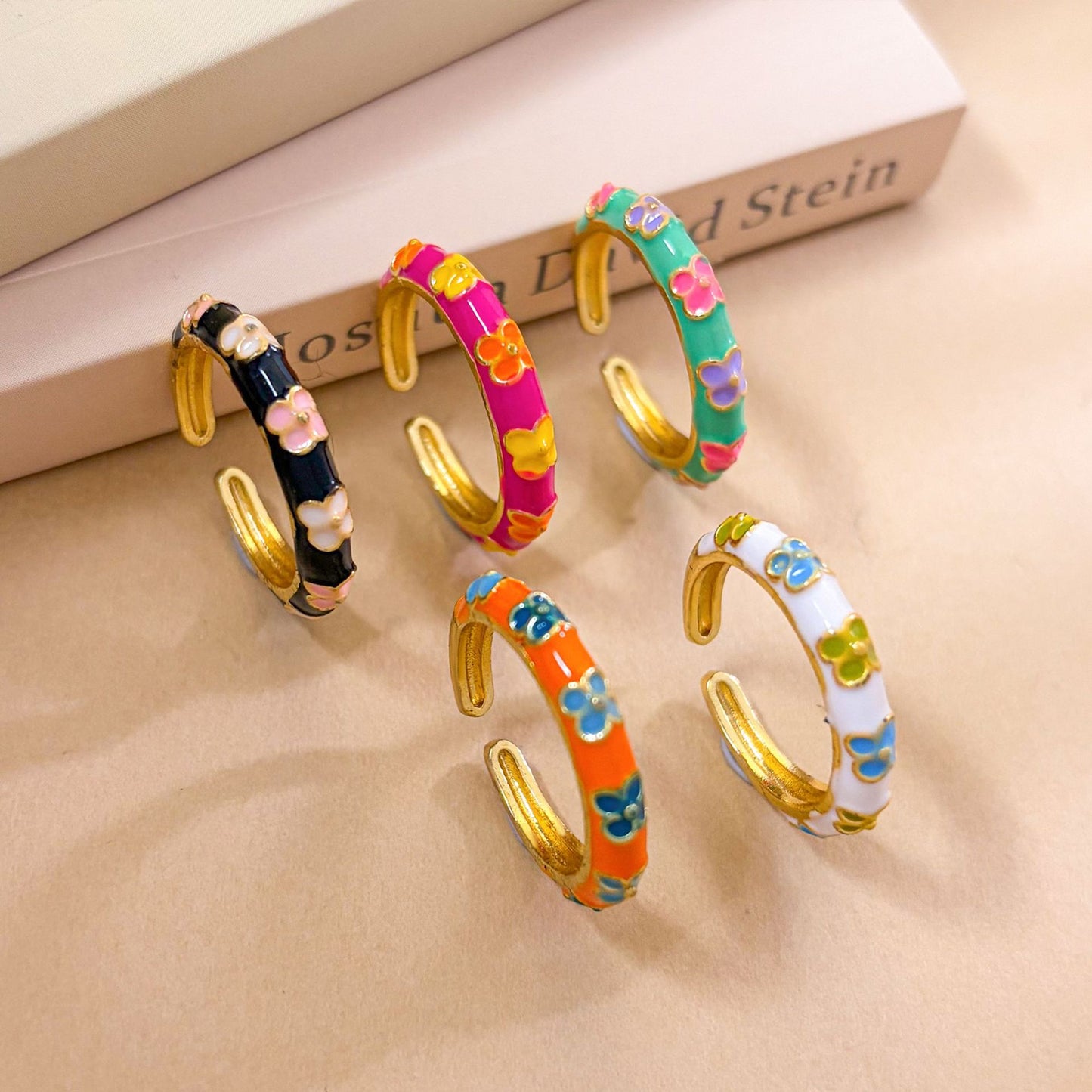 Anello aperto regolabile da donna placcato oro in ottone con fiore minimalista